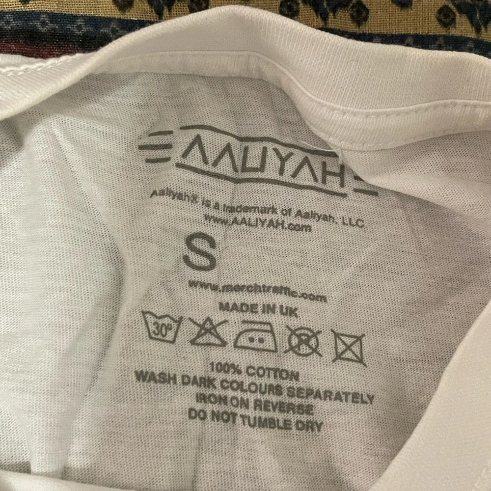 Aaliyah Graphic Tee - Picture 3 of 3